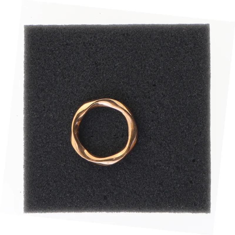 Dekorativ Ring (str. 56)