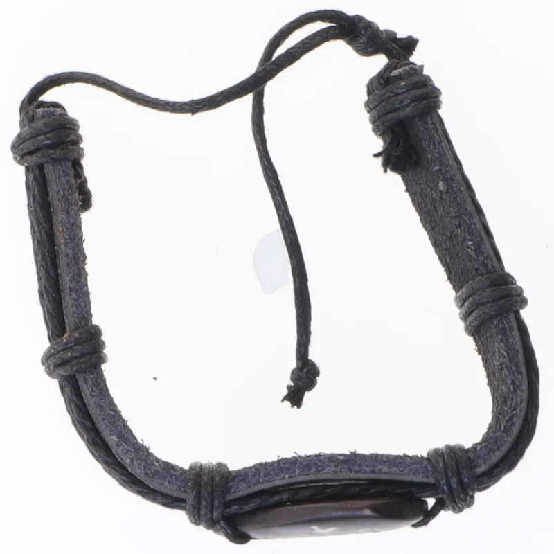 Flettet armbånd med dekorativt vedhæng