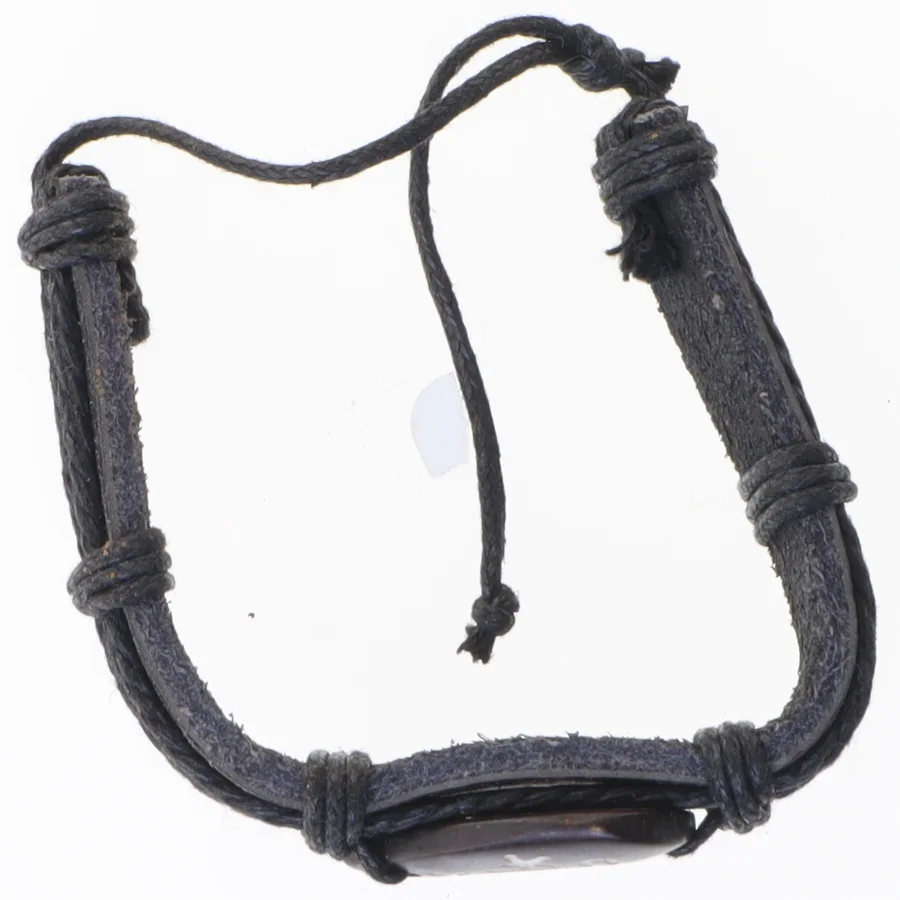 Flettet armbånd med dekorativt vedhæng