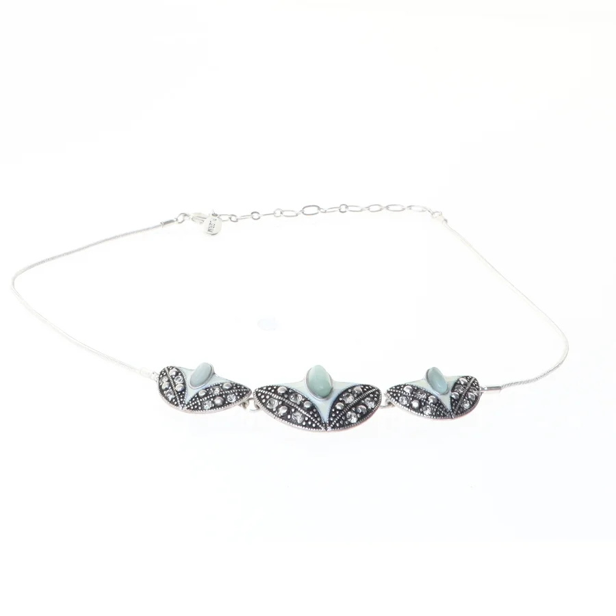 Sølvfarvet halskæde med dekoration (str. 45 cm)