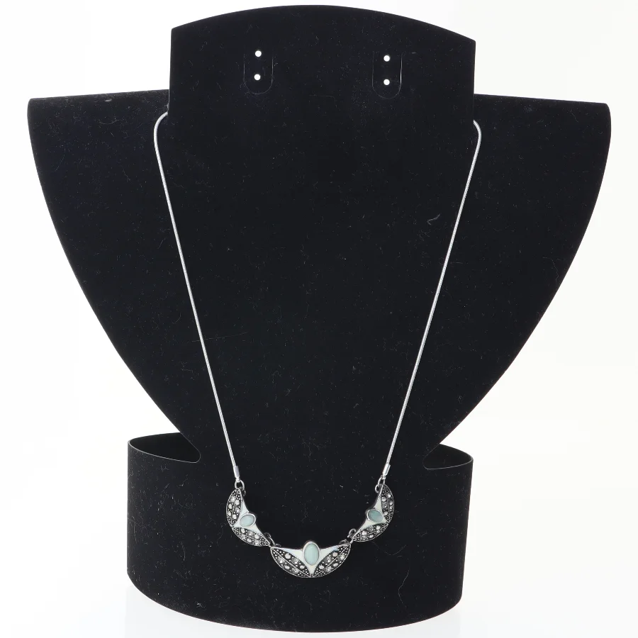 Sølvfarvet halskæde med dekoration (str. 45 cm)