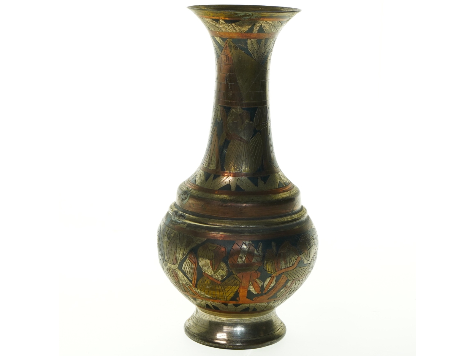 Dekoreret messing vase (str. 23x12 cm)