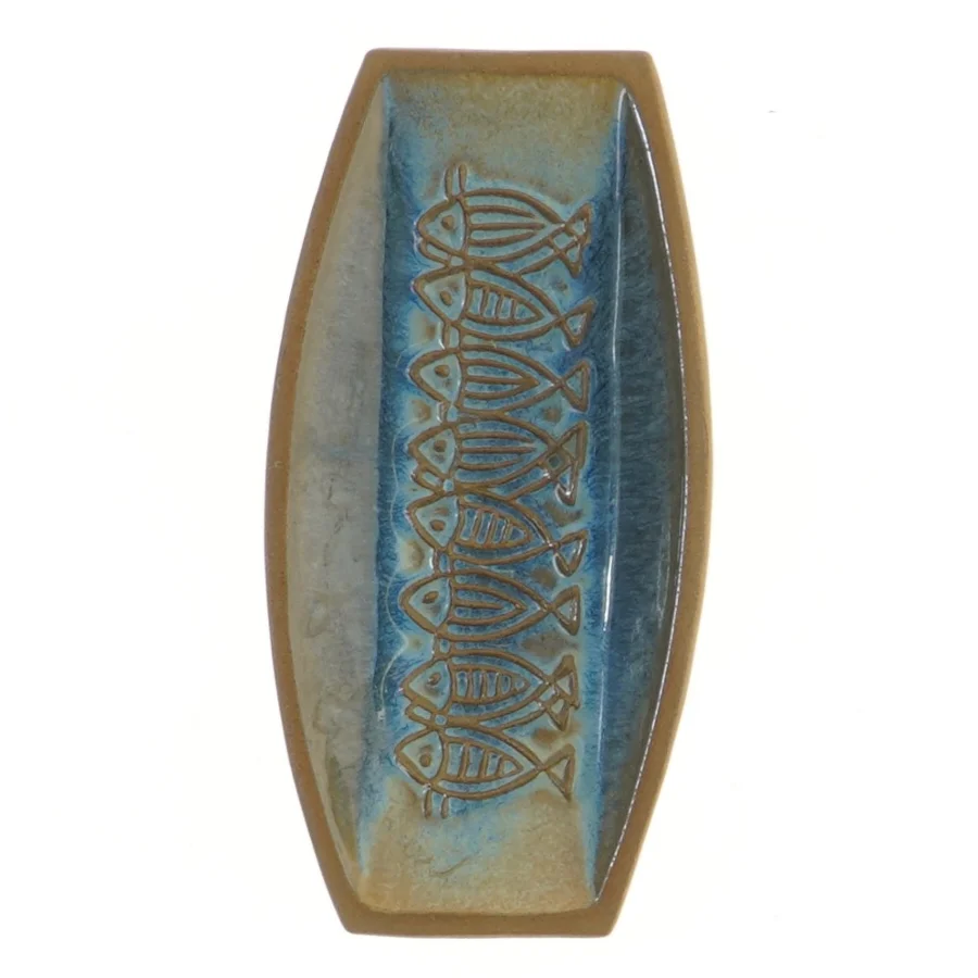 Lille dekorationsfad med fiskemotiv (str. 19x9,5 cm) fra Michael Andersen Keramik