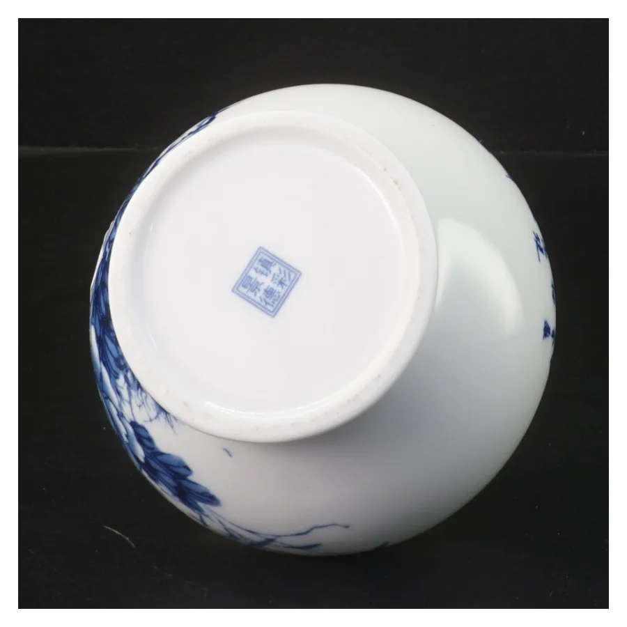 Porcelænskrukke med låg (str. 14 cm)