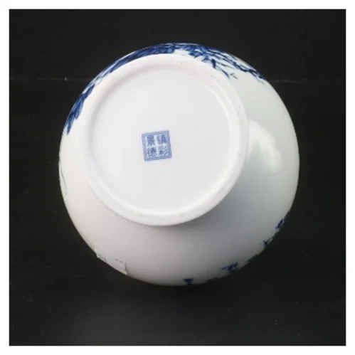 Porcelænskrukke med låg (str. 14 cm)