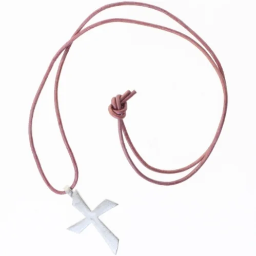 Lædersnor halskæde med metal kors vedhæng (str. 70 cm)