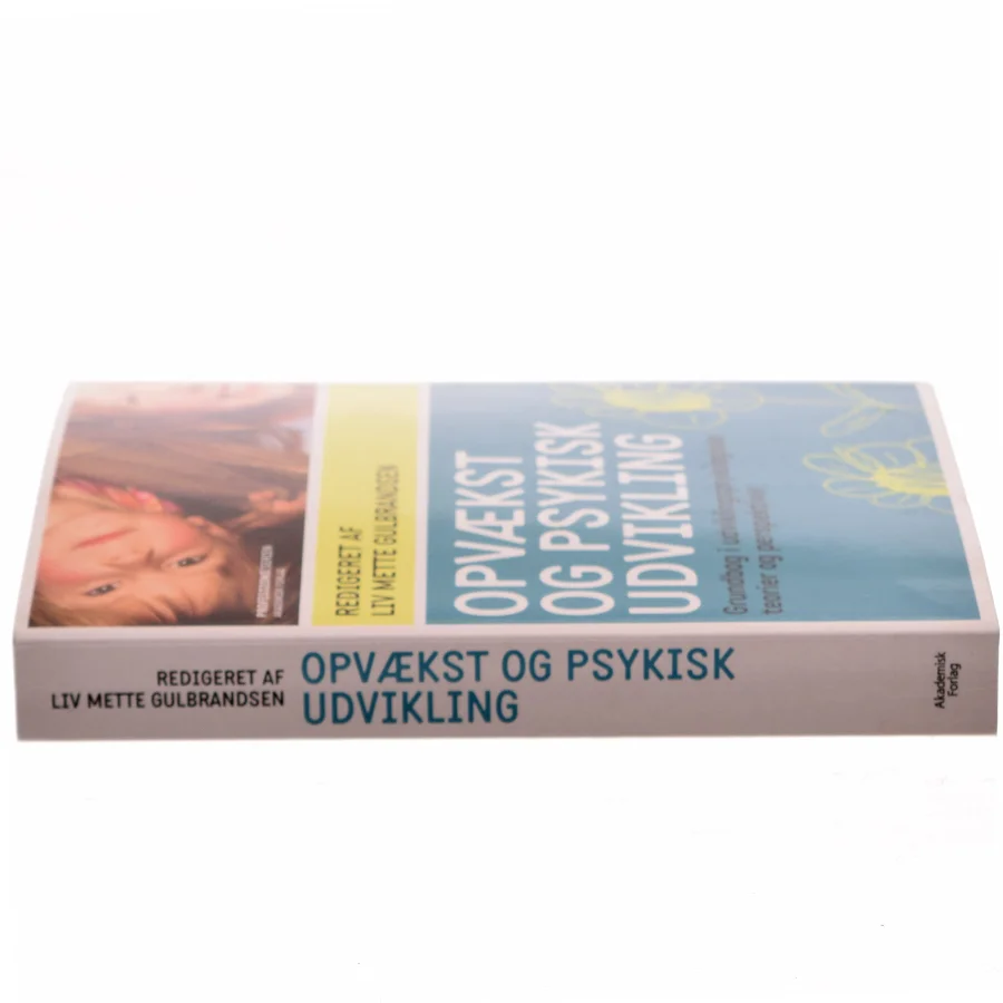 Opvækst og psykisk udvikling : grundbog i udviklingspsykologiske teorier og perspektiver af Liv Mette Gulbrandsen (Bog)