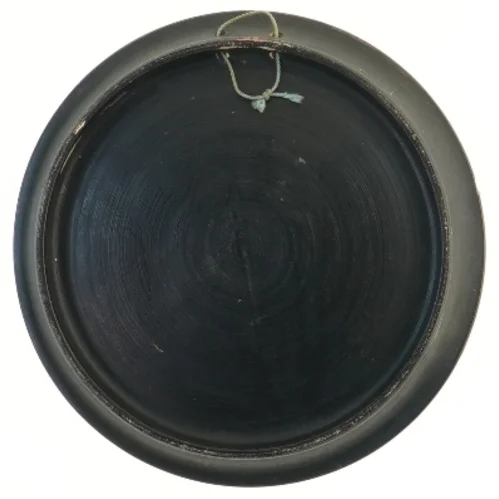 Dekorativt vægophæng med figurativt motiv (str. 24x3 cm)