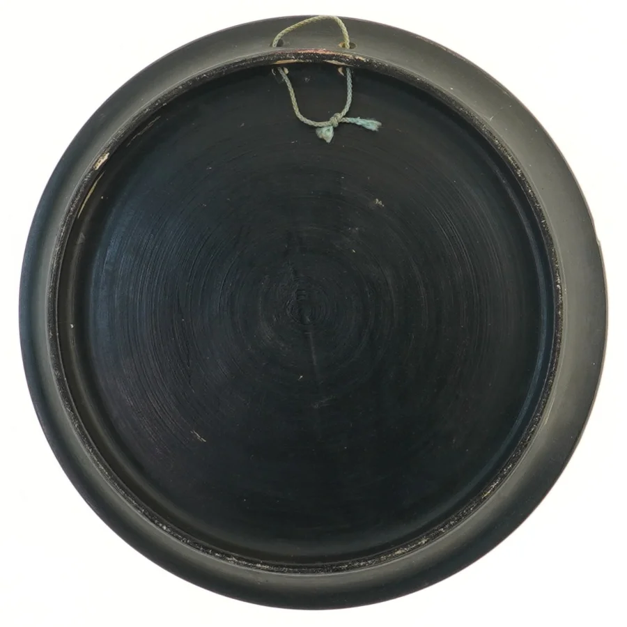 Dekorativt vægophæng med figurativt motiv (str. 24x3 cm)