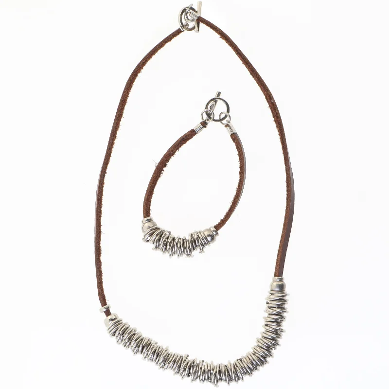 Smykkesæt med lædersnor (str. 52 cm. 23 cm)