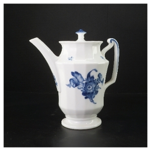 Porcelænskaffekande med blå blomst fra Royal Copenhagen (str. 24 cm)