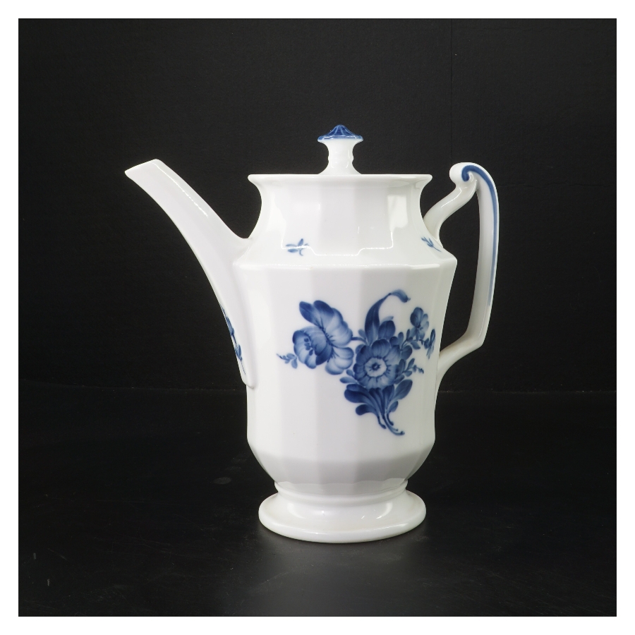 Porcelænskaffekande med blå blomst fra Royal Copenhagen (str. 24 cm)