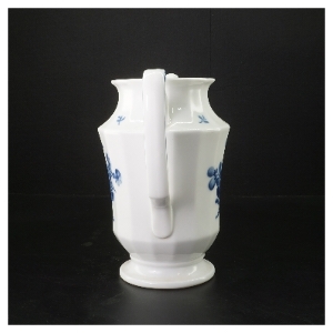 Porcelænskaffekande med blå blomst fra Royal Copenhagen (str. 24 cm)