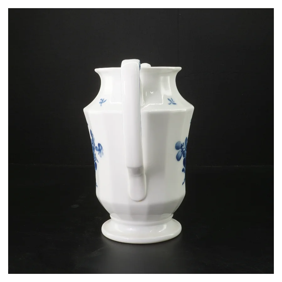 Porcelænskaffekande med blå blomst fra Royal Copenhagen (str. 24 cm)