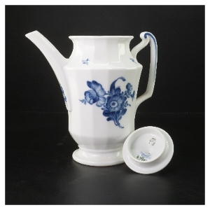 Porcelænskaffekande med blå blomst fra Royal Copenhagen (str. 24 cm)