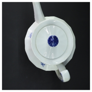 Porcelænskaffekande med blå blomst fra Royal Copenhagen (str. 24 cm)