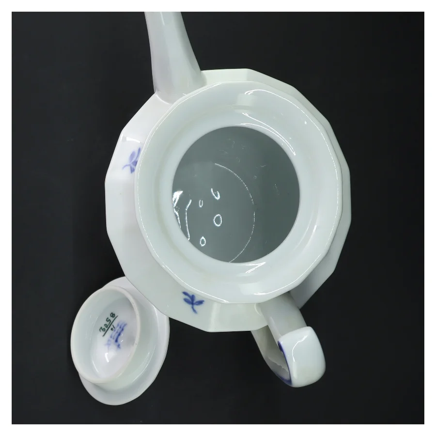 Porcelænskaffekande med blå blomst fra Royal Copenhagen (str. 24 cm)