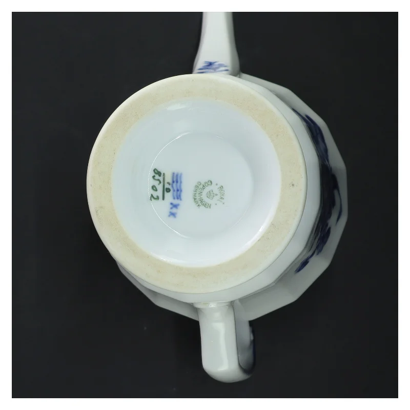 Porcelænskaffekande med blå blomst fra Royal Copenhagen (str. 24 cm)