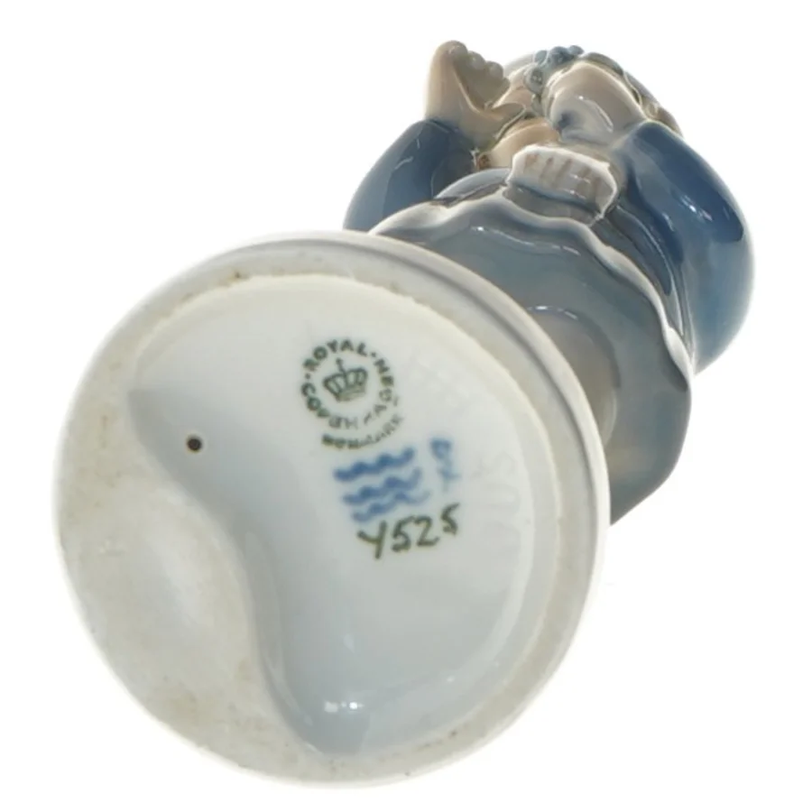 Porcelænsfigur af barn med blomst fra Royal Copenhagen (str. 18 cm)