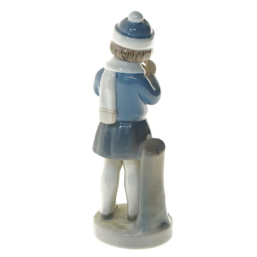 Porcelænsfigur af barn med blomst fra Royal Copenhagen (str. 18 cm)