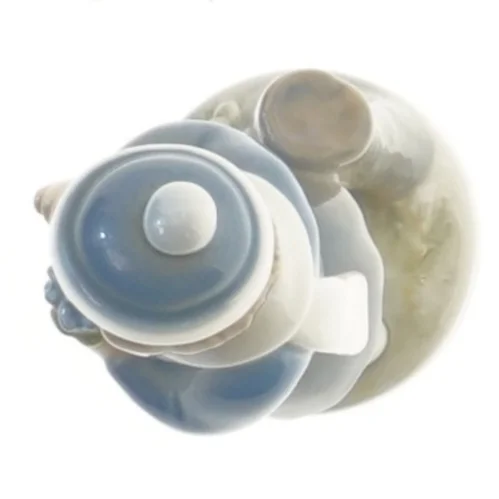 Porcelænsfigur af barn med blomst fra Royal Copenhagen (str. 18 cm)