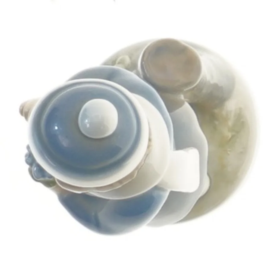 Porcelænsfigur af barn med blomst fra Royal Copenhagen (str. 18 cm)