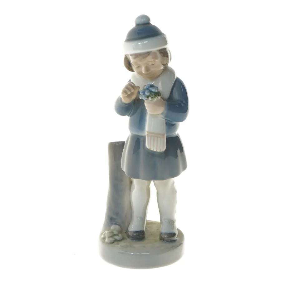 Porcelænsfigur af barn med blomst fra Royal Copenhagen (str. 18 cm)