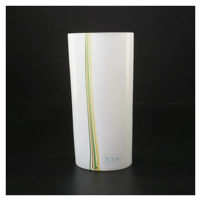 Hvid glasvase med farvestriber fra kostaBoda (str. 18,5 cm)