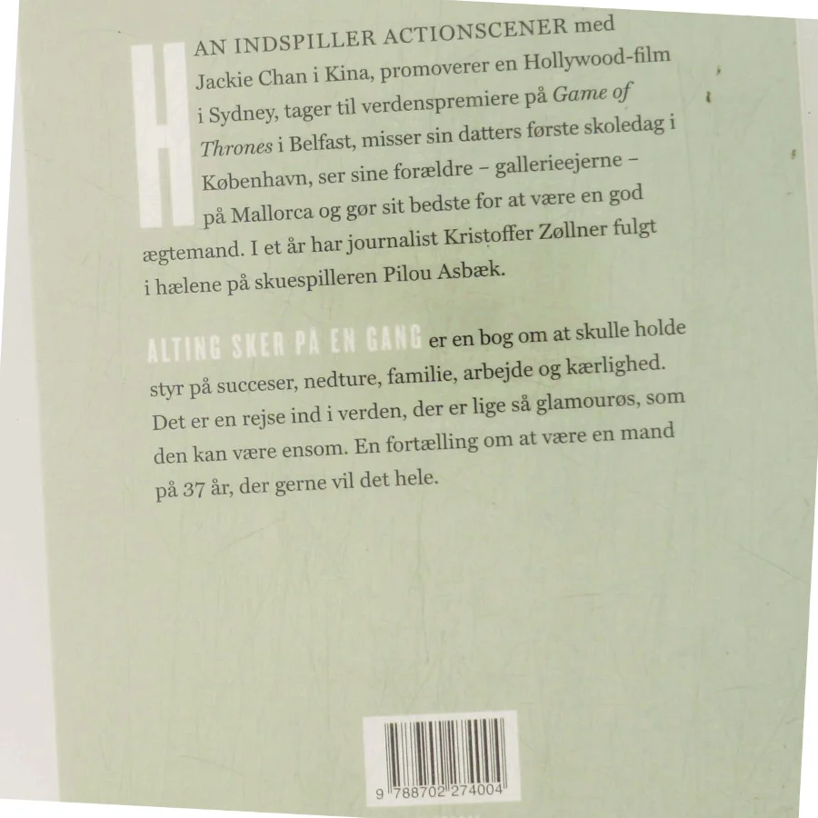 Alting sker på en gang : et år med Pilou Asbæk af Kristoffer Zøllner (Bog)