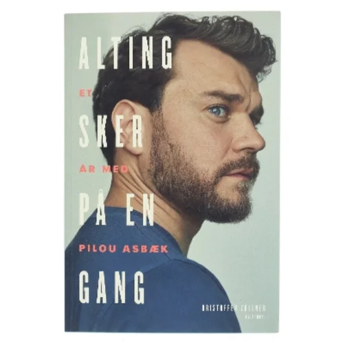 Alting sker på en gang : et år med Pilou Asbæk af Kristoffer Zøllner (Bog)