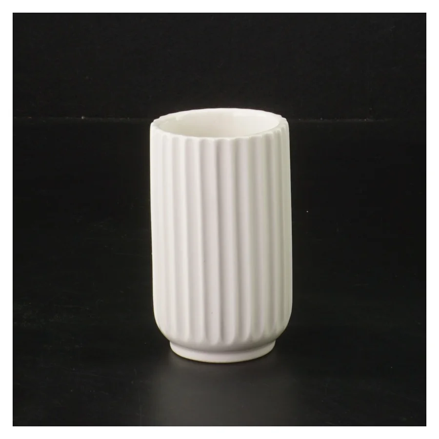 Hvid riflet vase fra Lyngby (str. 8 cm)