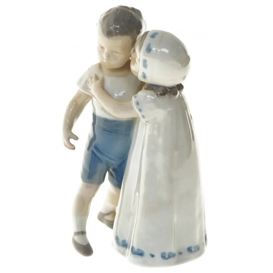 Porcelænsfigur af kysset børn fra B&G (str. 18 cm)