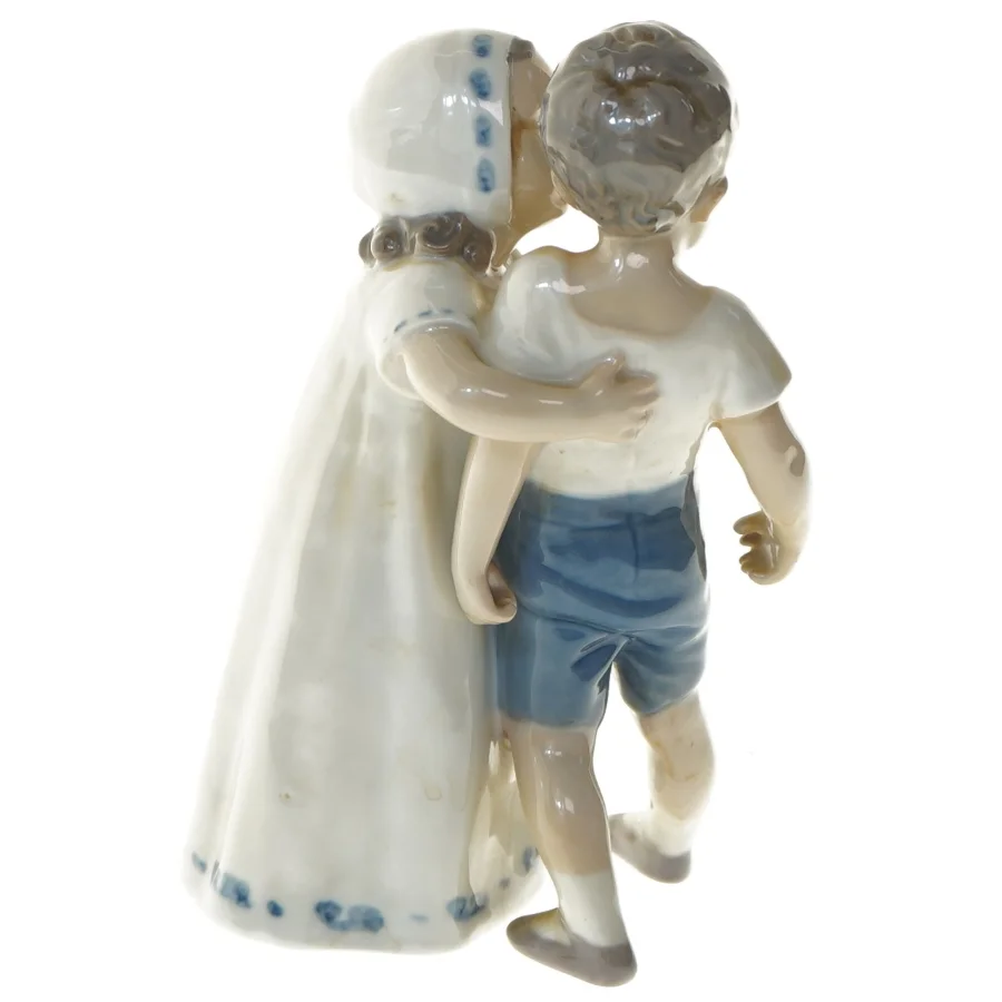 Porcelænsfigur af kysset børn fra B&G (str. 18 cm)