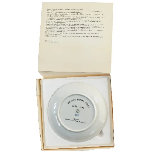 Dansk Røde Kors jubilæumsplatte fra Den Kongelige Porcelænsfabrik (str. Ø 20,5 cm)