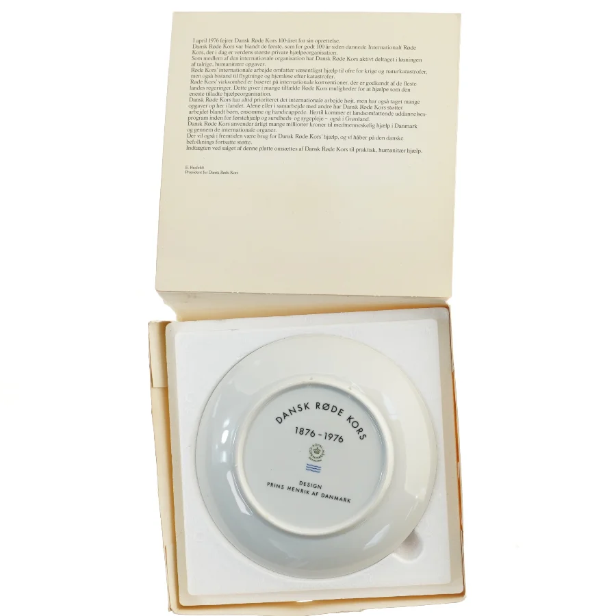 Dansk Røde Kors jubilæumsplatte fra Den Kongelige Porcelænsfabrik (str. Ø 20,5 cm)