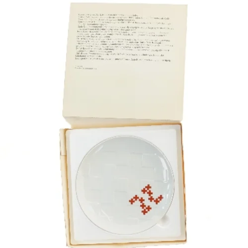 Dansk Røde Kors jubilæumsplatte fra Den Kongelige Porcelænsfabrik (str. Ø 20,5 cm)