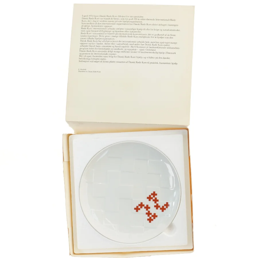 Dansk Røde Kors jubilæumsplatte fra Den Kongelige Porcelænsfabrik (str. Ø 20,5 cm)