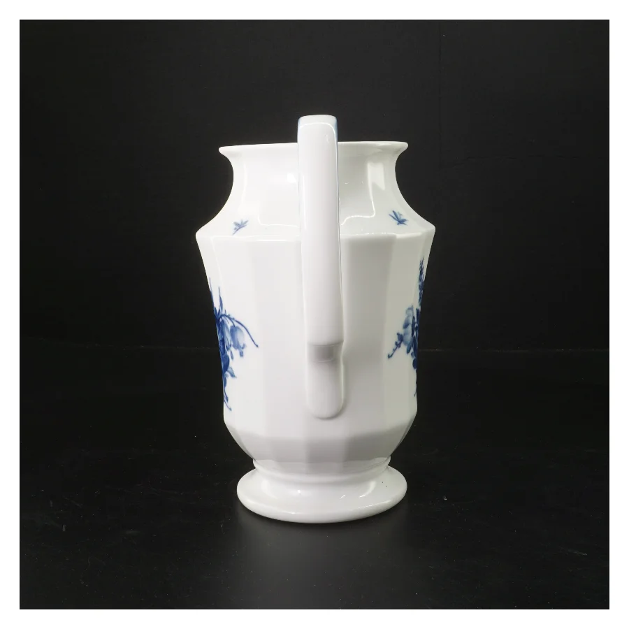 Porcelæns kaffekande med blå blomst fra Royal Copenhagen (str. 24 cm)