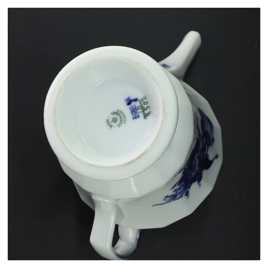 Porcelæns kaffekande med blå blomst fra Royal Copenhagen (str. 24 cm)
