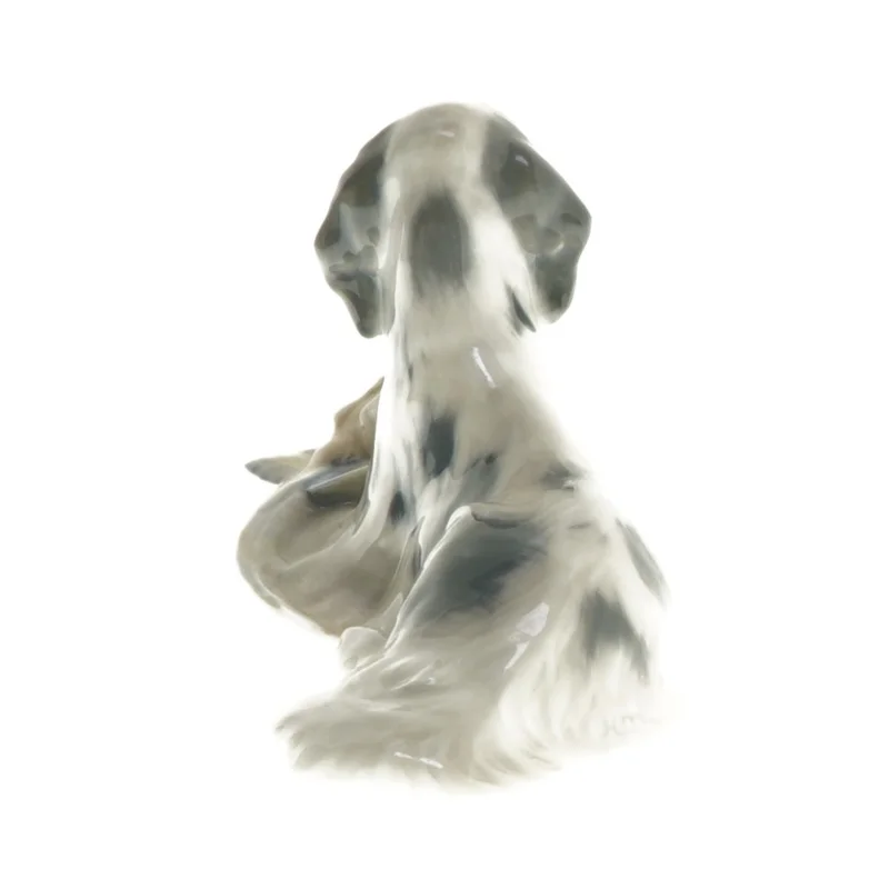 Porcelænsfigur af jagthund med bytte fra Royal Copenhagen (str. 7x6x16 cm)