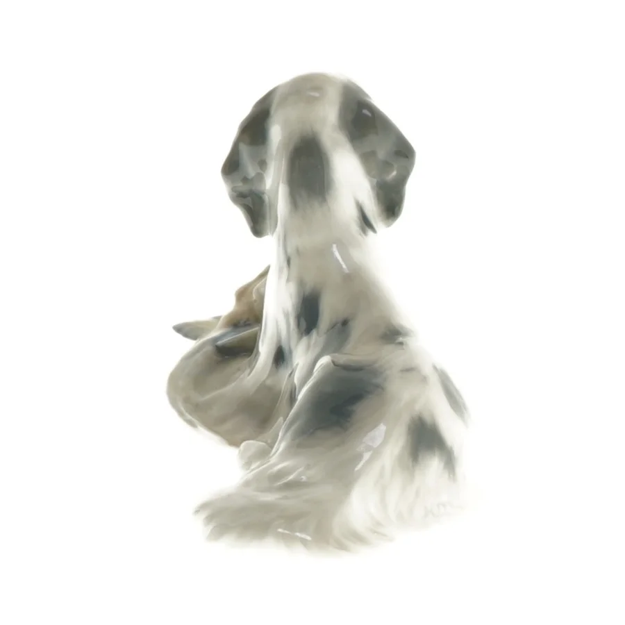 Porcelænsfigur af jagthund med bytte fra Royal Copenhagen (str. 7x6x16 cm)