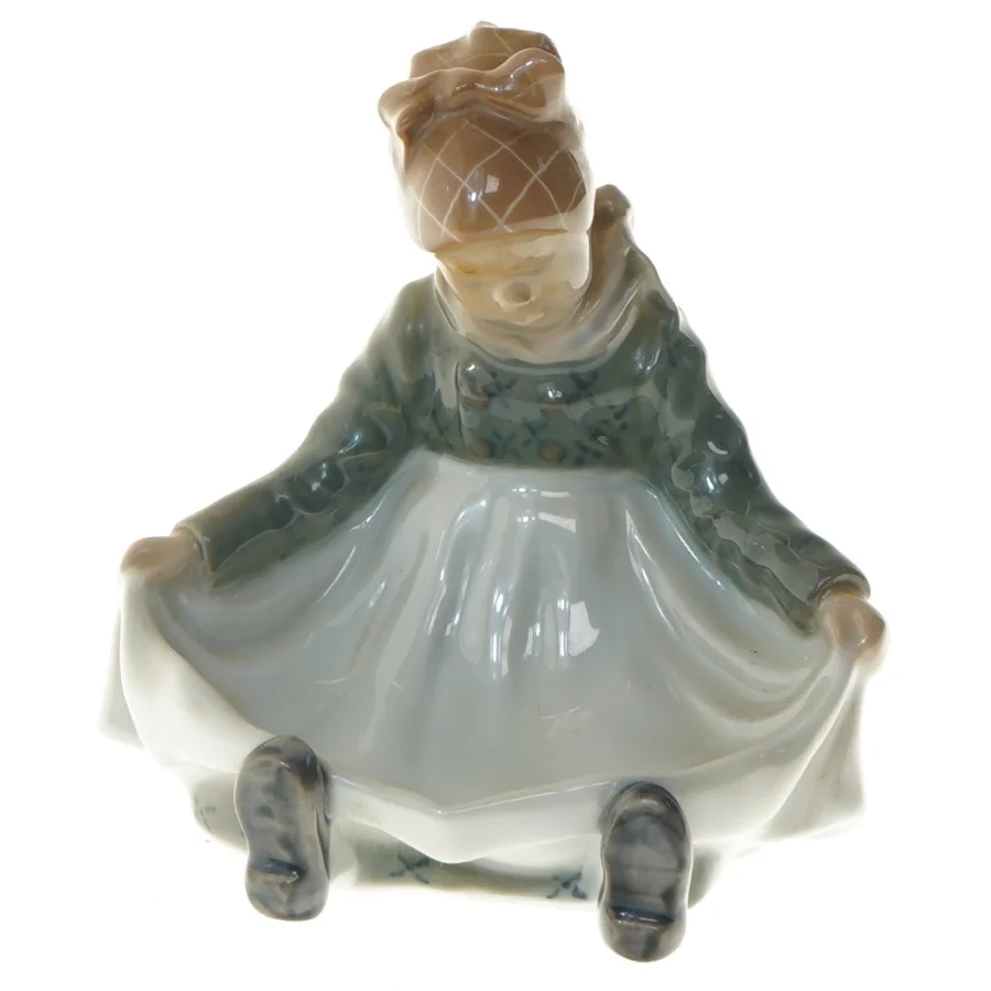 Porcelænsfigur af pige fra Royal Copenhagen (str. 15 cm)