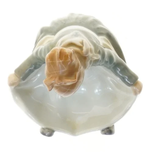 Porcelænsfigur af pige fra Royal Copenhagen (str. 15 cm)