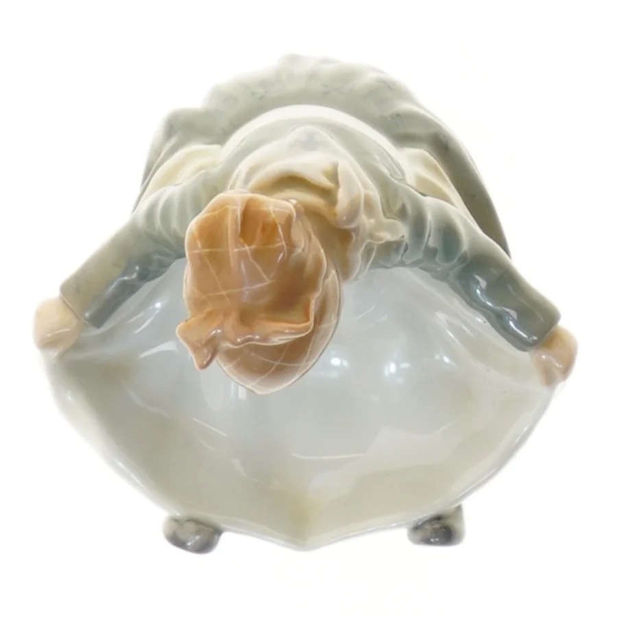 Porcelænsfigur af pige fra Royal Copenhagen (str. 15 cm)