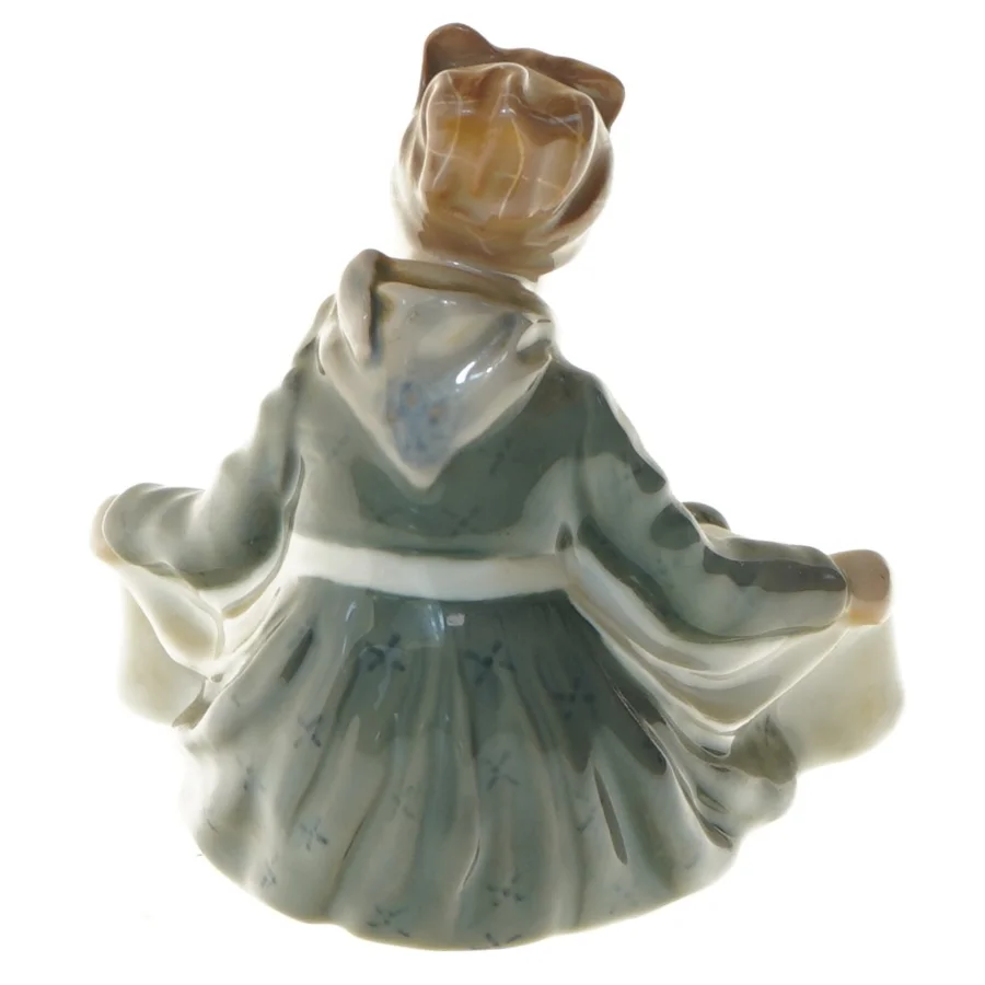 Porcelænsfigur af pige fra Royal Copenhagen (str. 15 cm)
