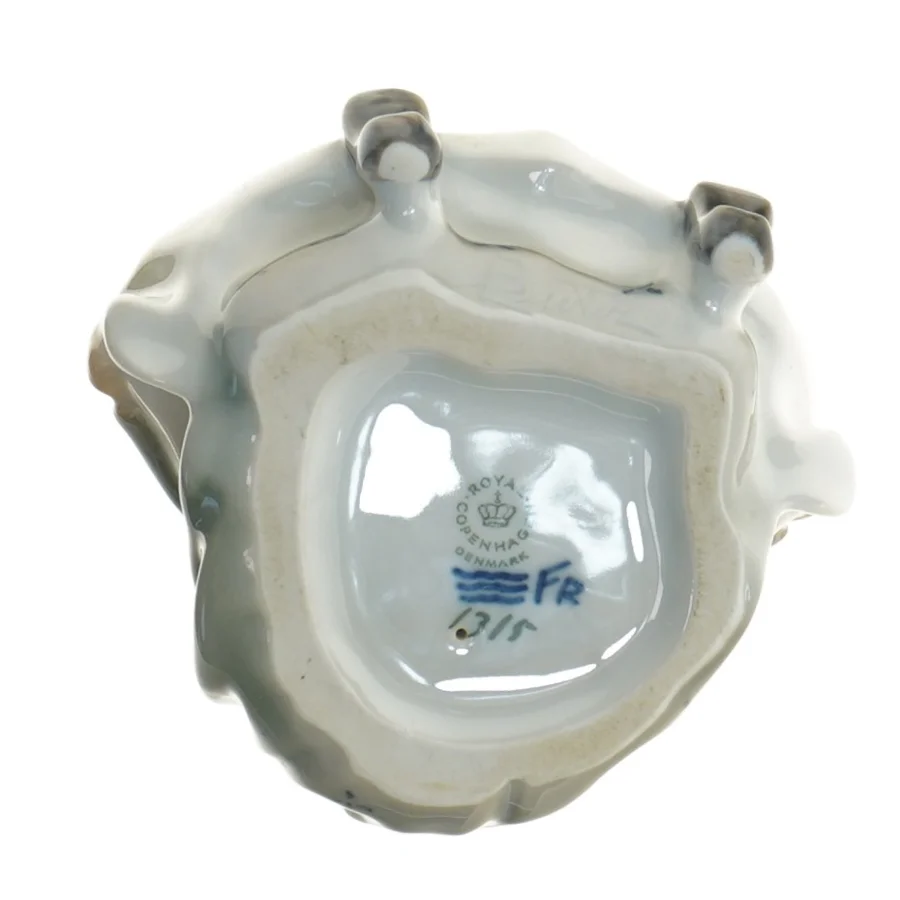 Porcelænsfigur af pige fra Royal Copenhagen (str. 15 cm)