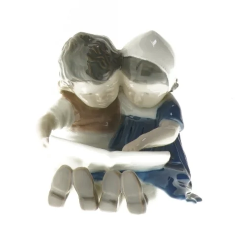 Porcelænsfigur af børn, der læser fra B&G (str. 11 cm)