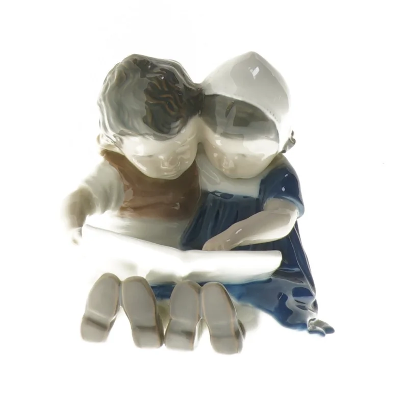 Porcelænsfigur af børn, der læser fra B&G (str. 11 cm)