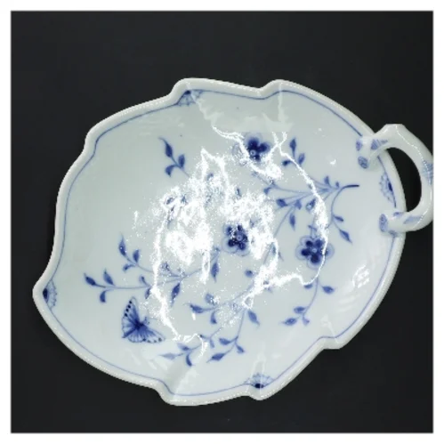 Porcelænsfad med blå floral dekoration fra B&G (str. 24x18,5 cm)