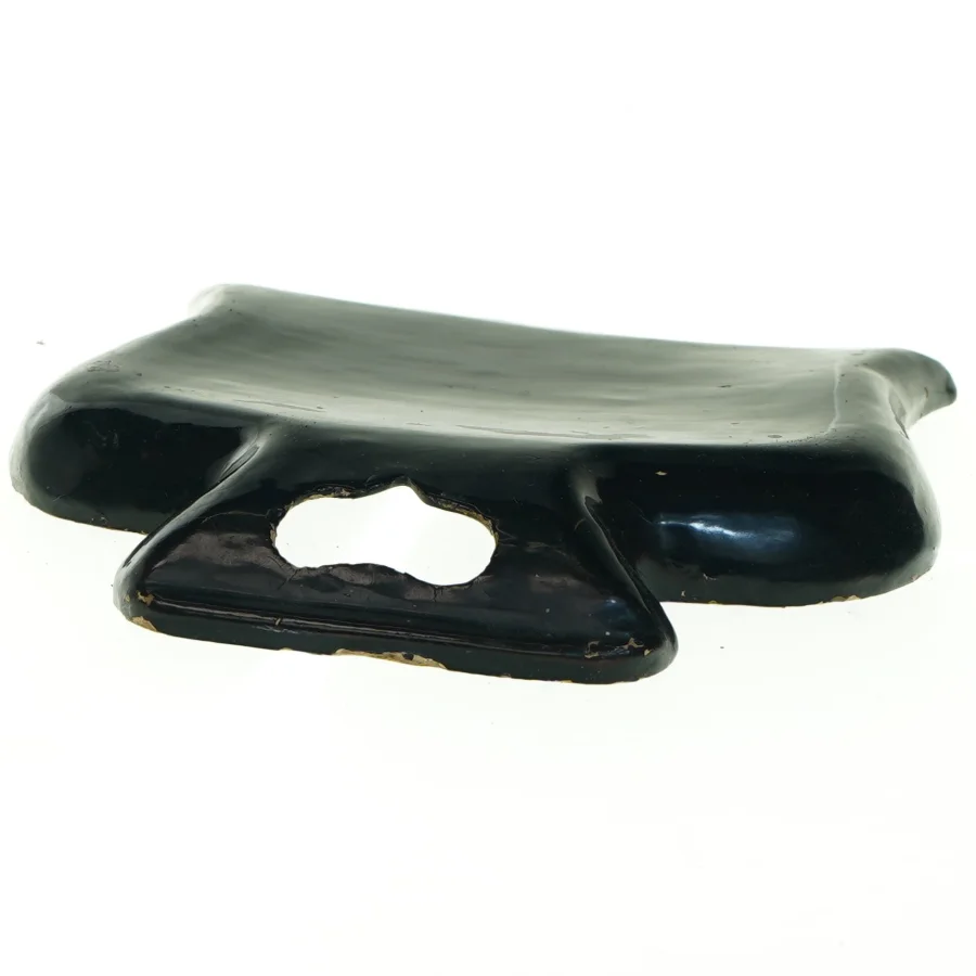 Lakeret træbakke med gulddetaljer (str. 19 x 20 cm)